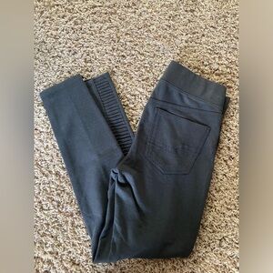 New without tags, American eagle size medium pull on jeans.